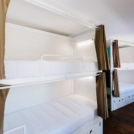 Lisbon South Hostel Almada Bagian luar foto