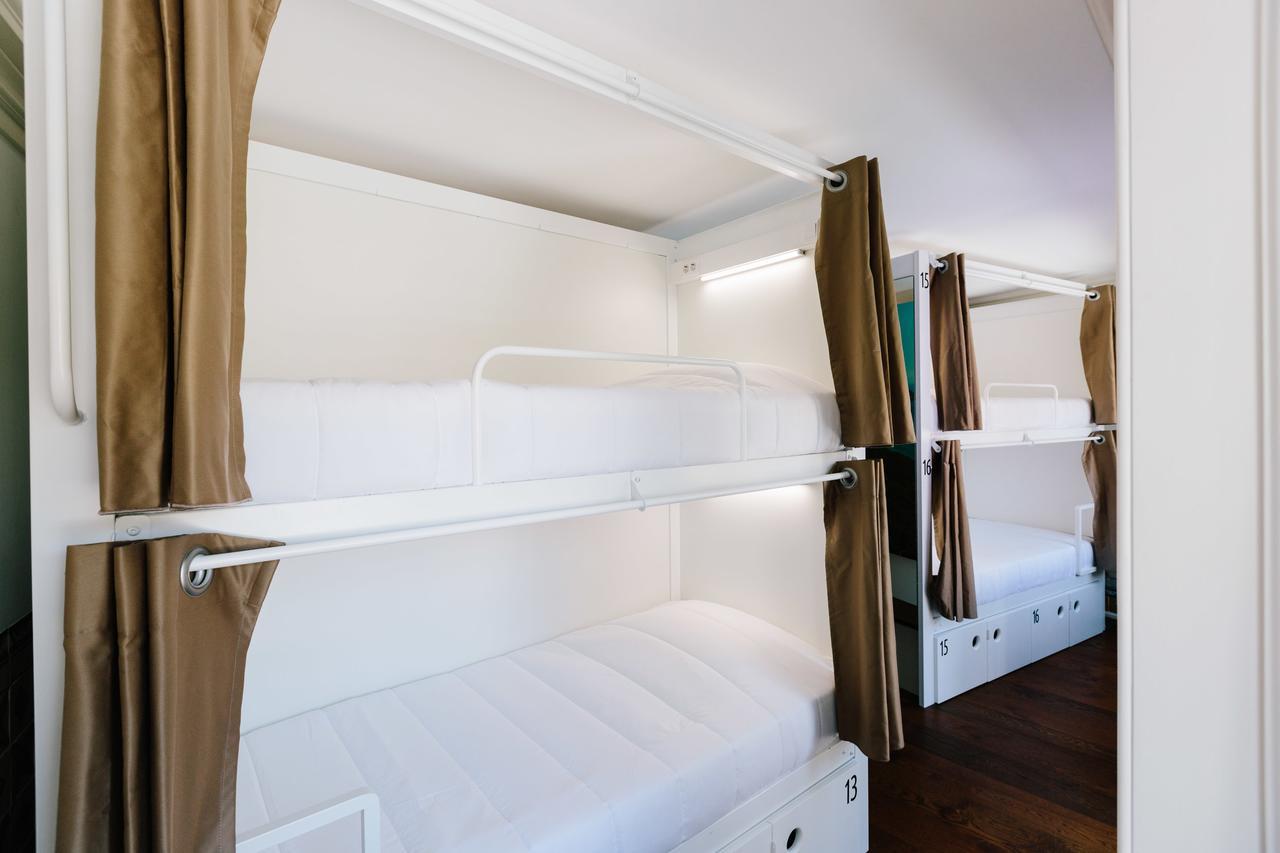 Lisbon South Hostel Almada Bagian luar foto