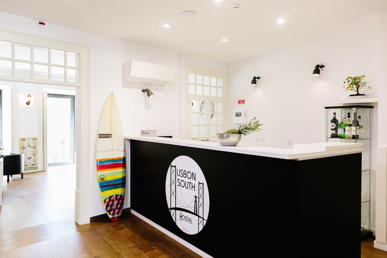 Lisbon South Hostel Almada Bagian luar foto