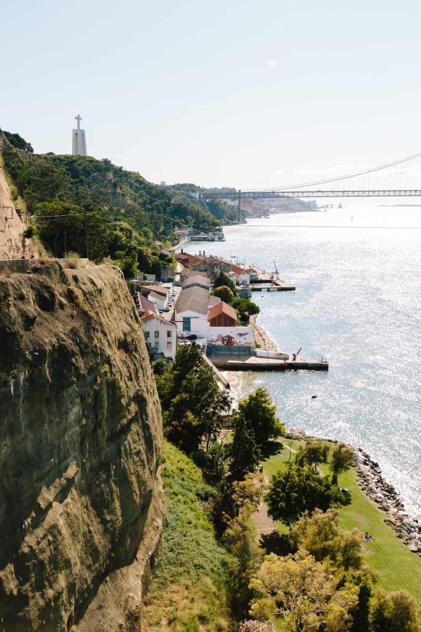 Lisbon South Hostel Almada Bagian luar foto