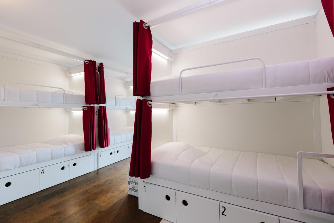 Lisbon South Hostel Almada Bagian luar foto