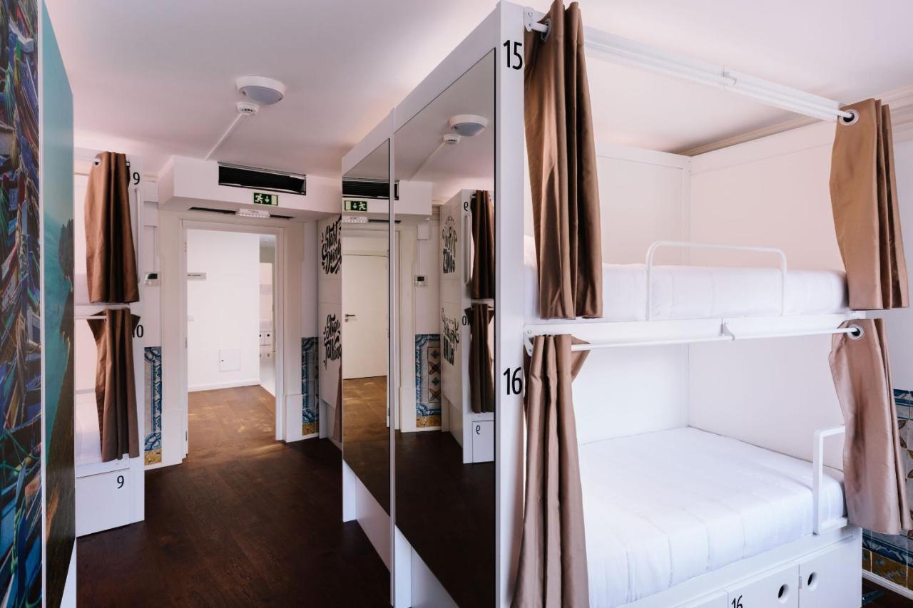 Lisbon South Hostel Almada Bagian luar foto