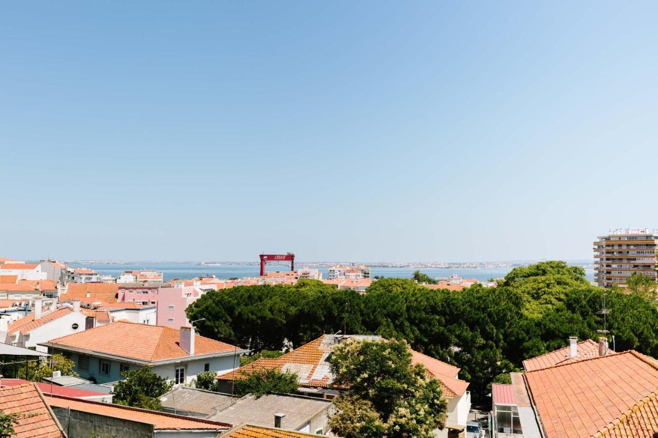 Lisbon South Hostel Almada Bagian luar foto